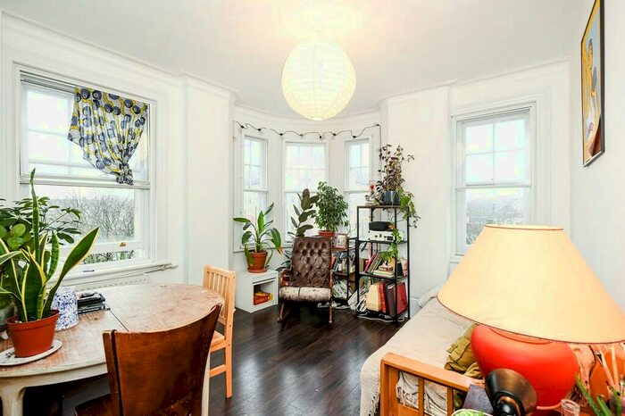 3 Bedroom Flat To Rent In / Holloway Road, N7