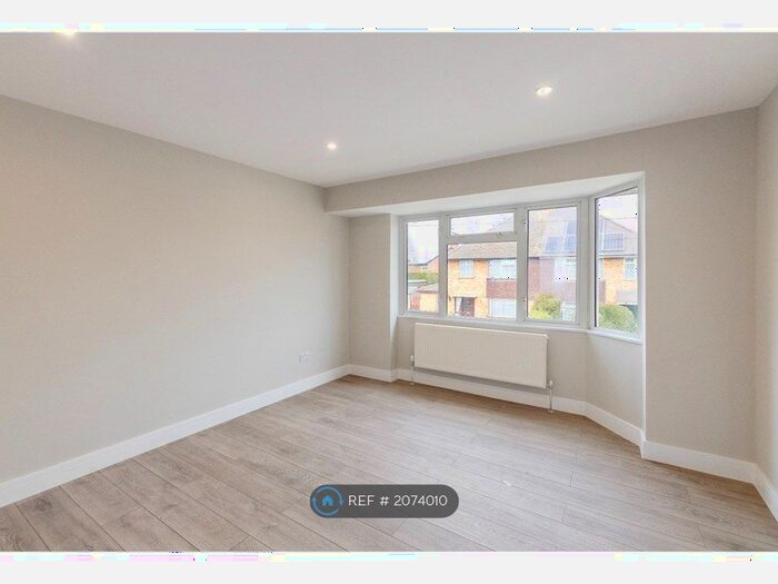 Studio To Rent In Meadow Way, Addlestone, KT15