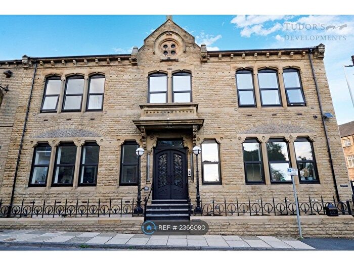 1 Bedroom Flat To Rent In Tudor House, Brighouse, HD6