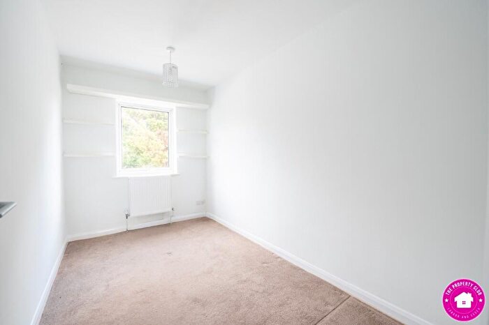 2 Bedroom Apartment To Rent In Cleveland Road, London, E18