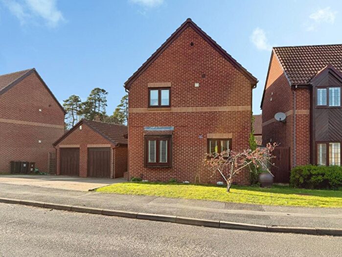 3 Bedroom Detached House For Sale In Merryman Drive, Crowthorne, Berkshire, RG45