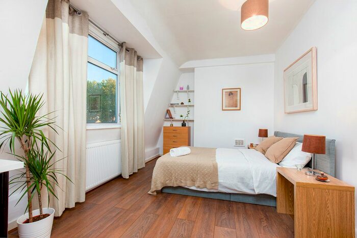 3 Bedroom Flat To Rent In Hackney, Zone, E8