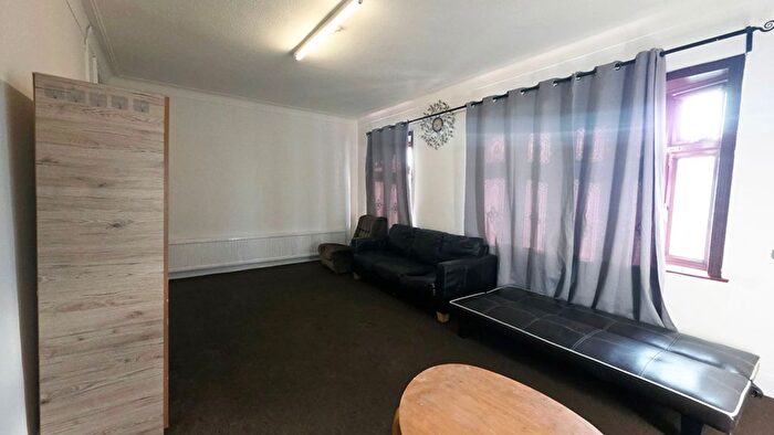 3 Bedroom Flat To Rent In Fencepiece Road, Ilford, IG6