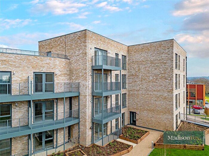 2 Bedroom Flat To Rent In Luctons Close, Loughton, Essex, IG10