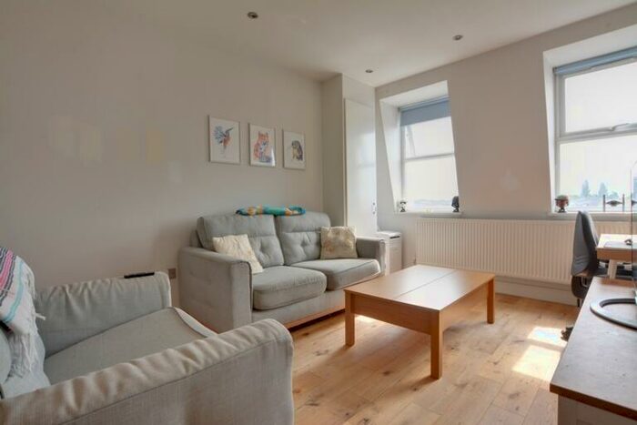 2 Bedroom Apartment To Rent In Lumley Road, Horley, RH6