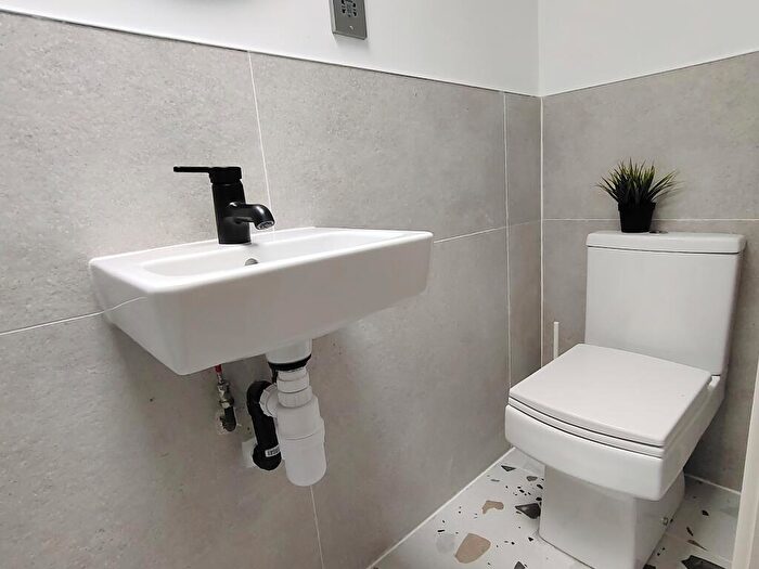 1 Bedroom Flat To Rent In Villiers Road, KT1