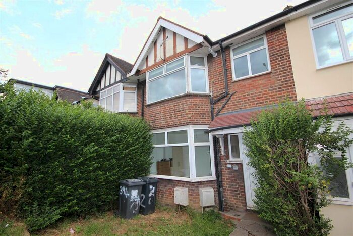 2 Bedroom Flat To Rent In Western Avenue, London, W3