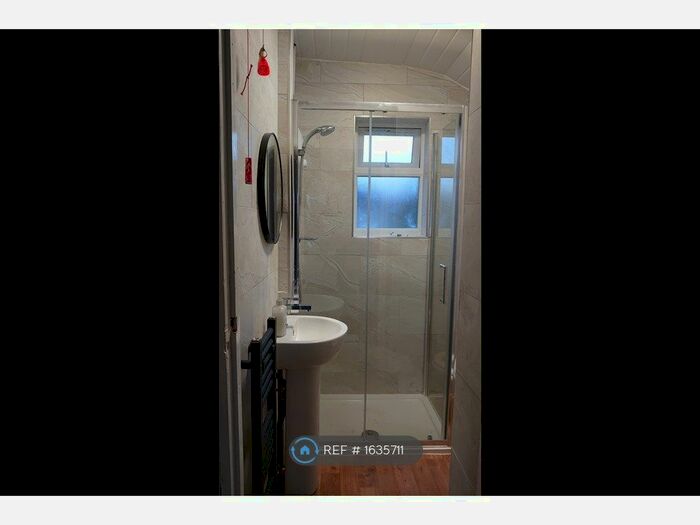 5 Bedroom Semi-Detached House To Rent In Honeysuckle Road, Southampton, SO16