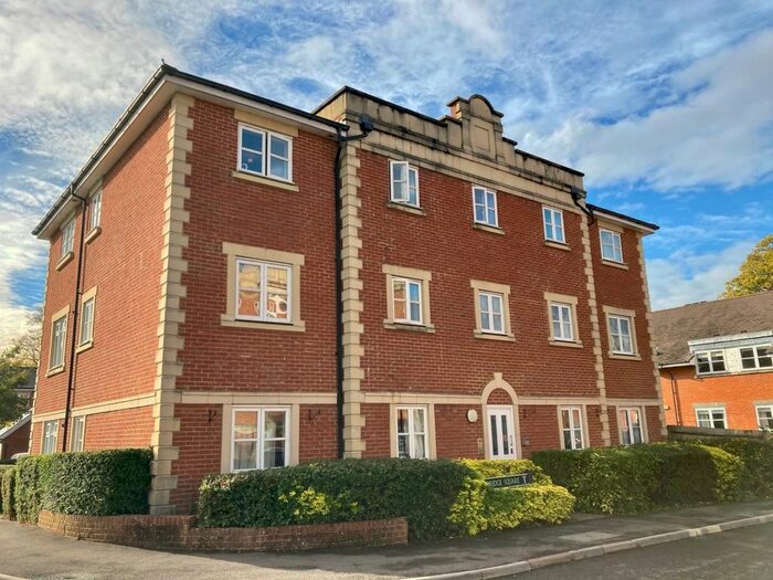 2 Bedroom Flat To Rent In Cambridge Square, Redhill RH1