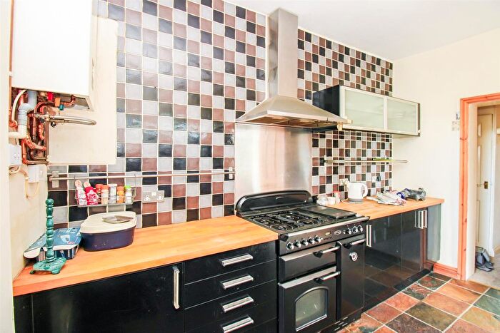 3 Bedroom End Terrace House For Sale In Hawthorne Terrace, Wakefield, WF2
