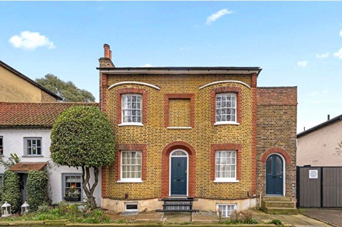 2 Bedroom Flat For Sale In Kew Road, Kew, Surrey, TW9