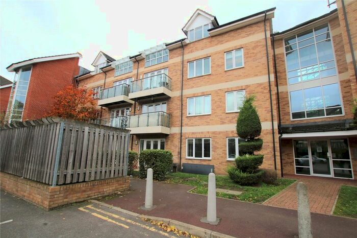 2 Bedroom Flat To Rent In Branagh Court, Reading, Berkshire, RG30