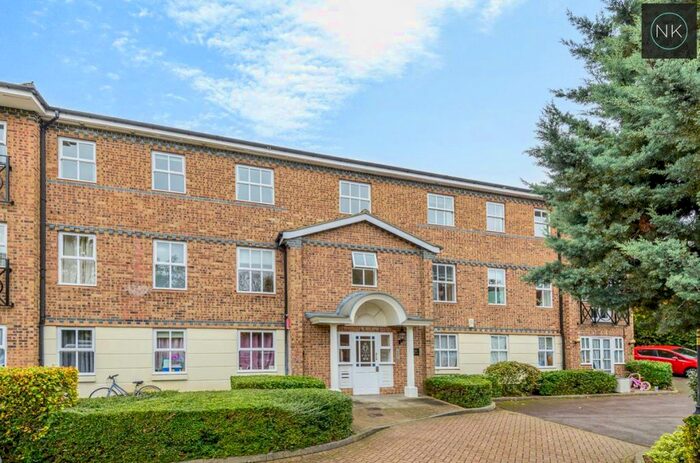 2 Bedroom Flat To Rent In Rectory Court, High Road, South Woodford E18