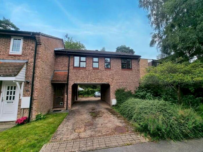 Houses for sale & to rent in RG12 0TU, Tamworth, Crown Wood Bracknell
