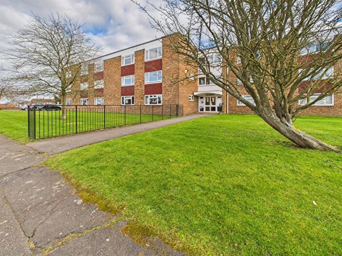 1 Bedroom Flat For Sale In Long Meadow, Bedgrove, Aylesbury, HP21