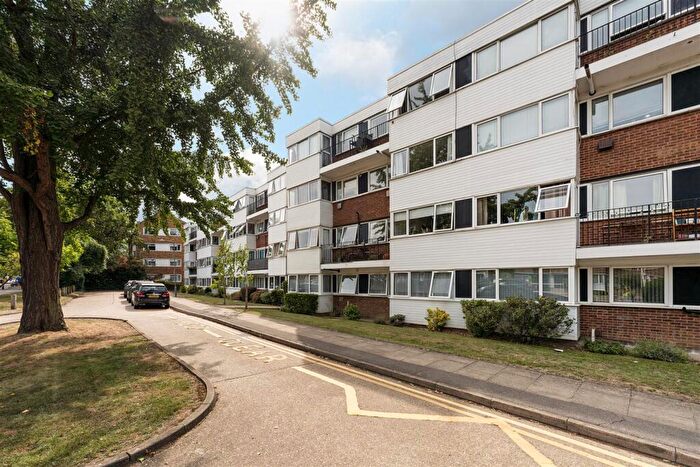 2 Bedroom Flat For Sale In New Wanstead, Snaresbrook, E11