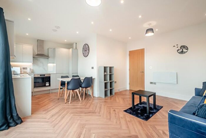 2 Bedroom Flat To Rent In Ashleigh Court, Solomons Hill, WD3