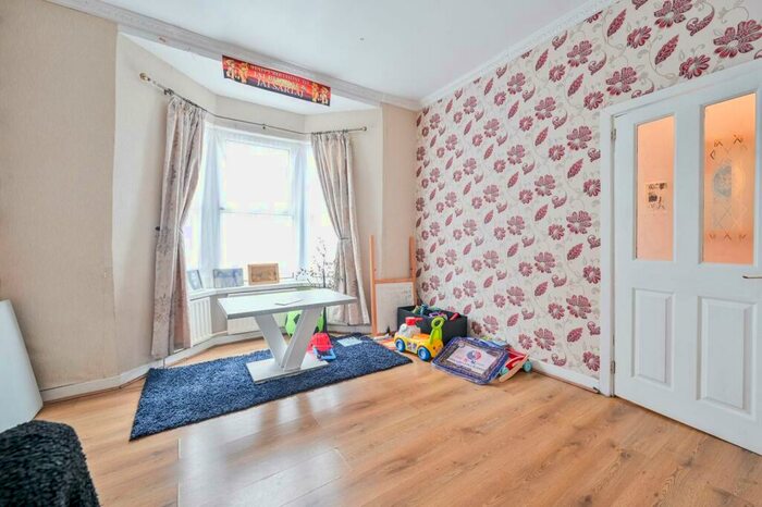 4 Bedroom Semi-Detached House To Rent In Eric Street, Mile End, London, E3