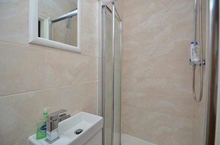 2 Bedroom Flat For Sale In Hollin Lane, Far Headingley, Leeds, LS16