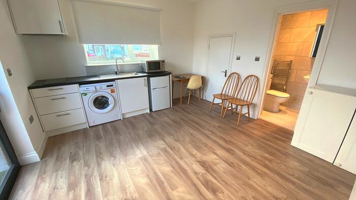 Studio To Rent In Barton Green, New Malden KT3