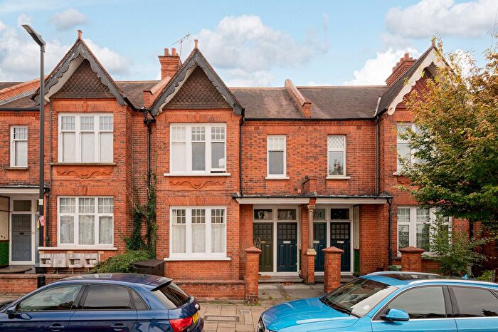 3 Bedroom Maisonette For Sale In Glencairn Road, Streatham, London, SW16