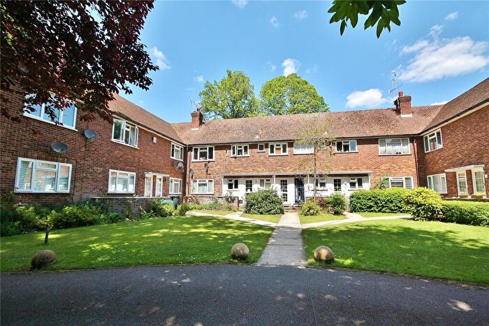 2 Bedroom Maisonette For Sale In Shaftesbury Road, Woking, Surrey, GU22