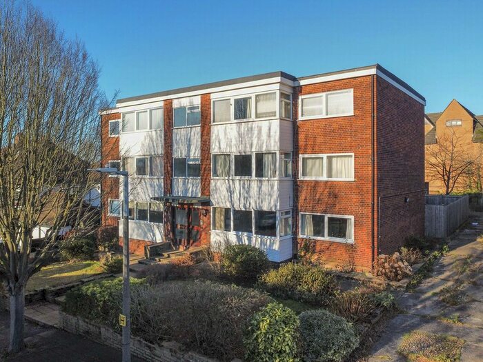2 Bedroom Flat To Rent In Fairlands Avenue, Buckhurst Hill, IG9