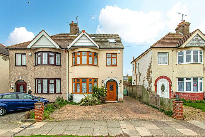 5 Bedroom Semi Detached House For Sale In Royston Avenue, Southend-On-Sea, SS2
