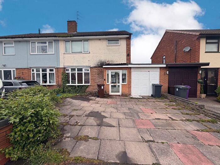 3 Bedroom Semi-Detached House For Sale In Farmbrook Avenue, Fordhouses, Wolverhampton, WV10