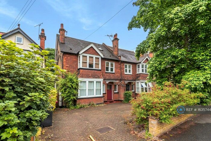 Studio To Rent In Dale Road, London, CR8