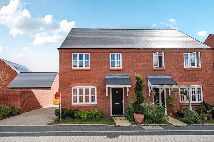 3 Bedroom Semi-Detached House To Rent In Lewes Close, Bicester, OX26