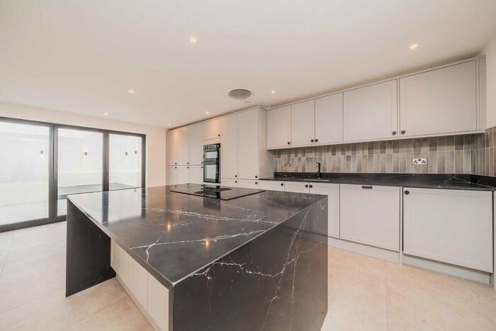 3 Bedroom Property To Rent In Brighton Road, Surbiton, KT6