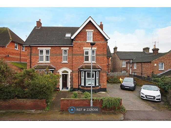 2 Bedroom Flat To Rent In Adelaide Square, Bedford, MK40