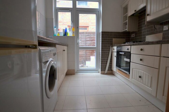 2 Bedroom Flat To Rent In Winns Avenue, Walthamstow, E17