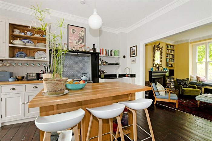 2 Bedroom Maisonette To Rent In Hartham Road, Islington, N7