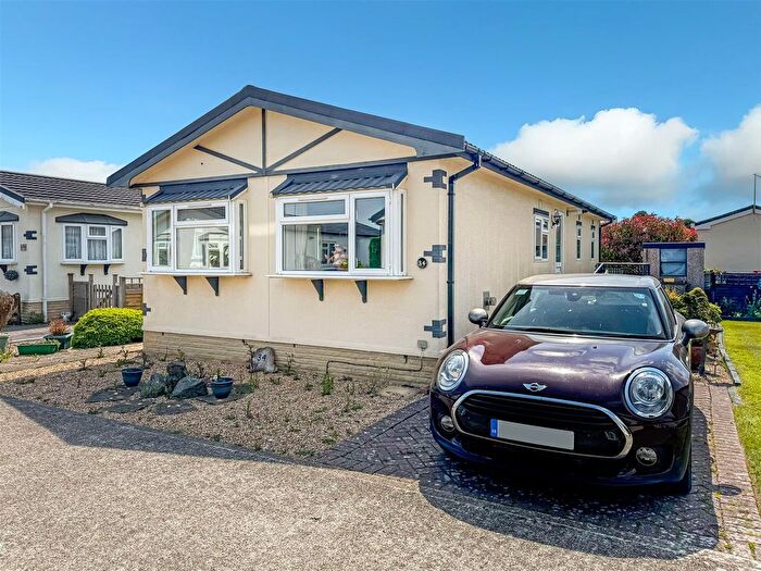 2 Bedroom Mobile/park Home For Sale In Bognor Road, Climping, Littlehampton, BN17