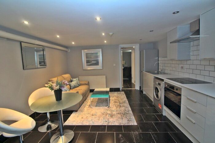 2 Bedroom Flat To Rent In Richmond Road, Roath, Cardiff, CF24