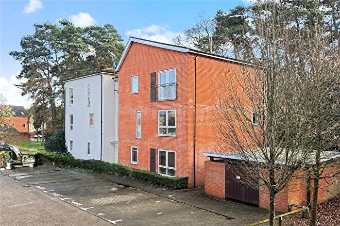 2 Bedroom Flat For Sale In Jaguar Lane, Bracknell, Berkshire, RG12