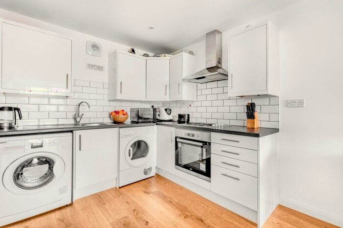 2 Bedroom Flat To Rent In Grenfell Road, Tooting, Mitcham, CR4