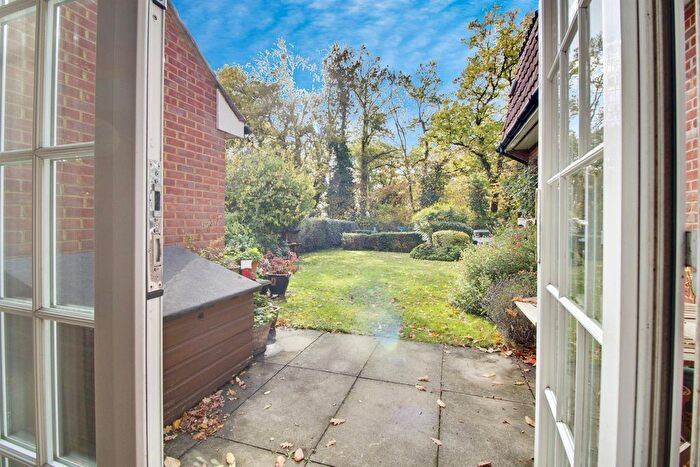 2 Bedroom Flat For Sale In Perrywood, Welwyn Garden City, AL8