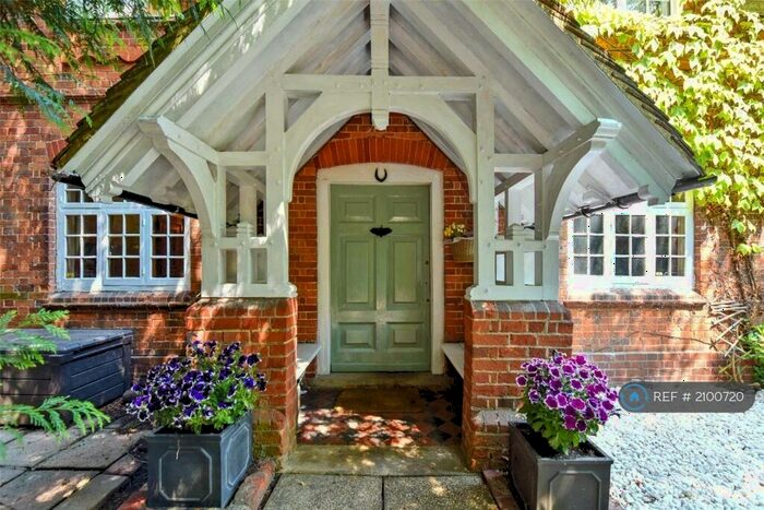 4 Bedroom Detached House To Rent In Bath Road, Knowl Hill, Reading, RG10