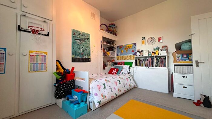 3 Bedroom Flat To Rent In Martell Road, West Dulwich, London, SE21