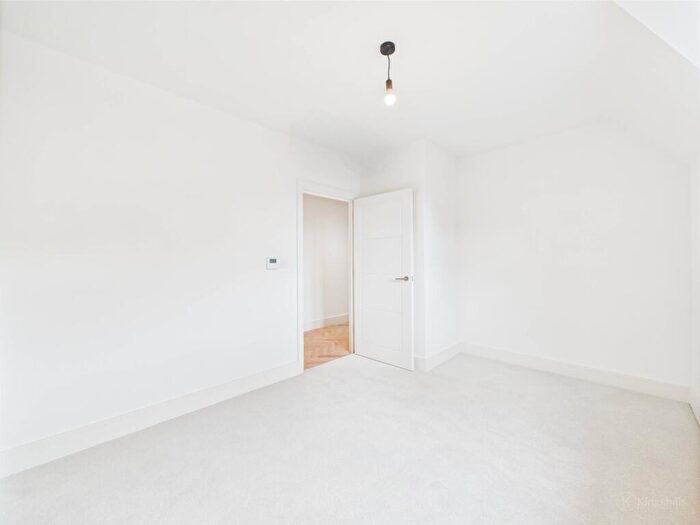 2 Bedroom Apartment To Rent In London Road, High Wycombe, Buckinghamshire, HP11