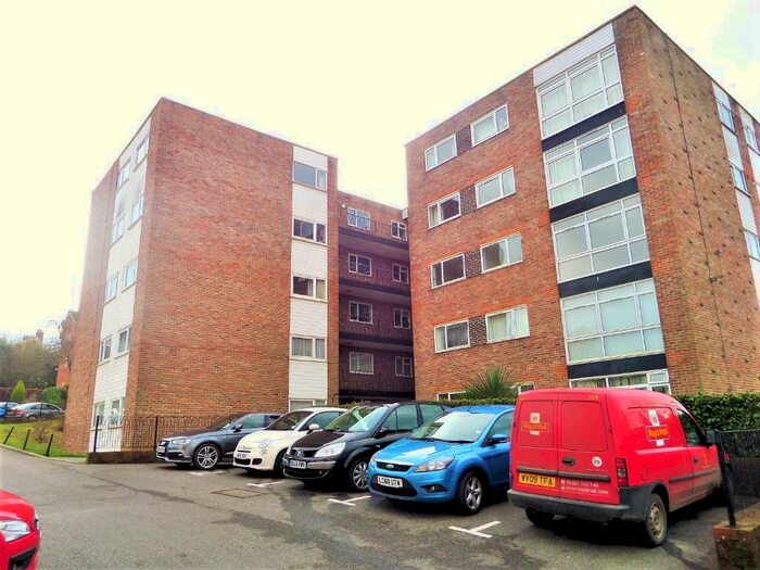 2 Bedroom Flat To Rent In Winnals Park, Haywards Heath, RH16
