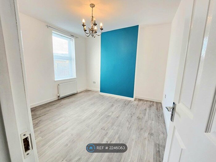 3 Bedroom Flat To Rent In Richmond Road, Kingston Upon Thames, KT2