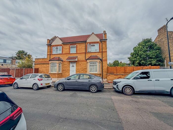 2 Bedroom Semi-Detached House For Sale In Murchison Road, London, E10