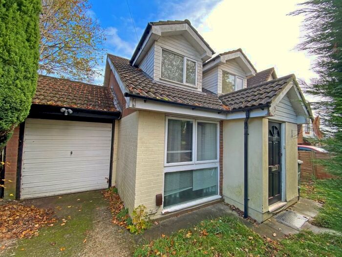 3 Bedroom Detached House To Rent In Common Road, Redhill, RH1