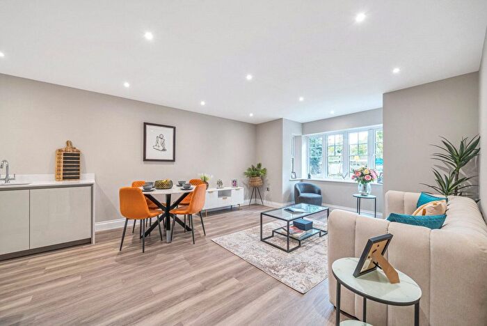 1 Bedroom Flat For Sale In Queens Road, Weybridge, KT13