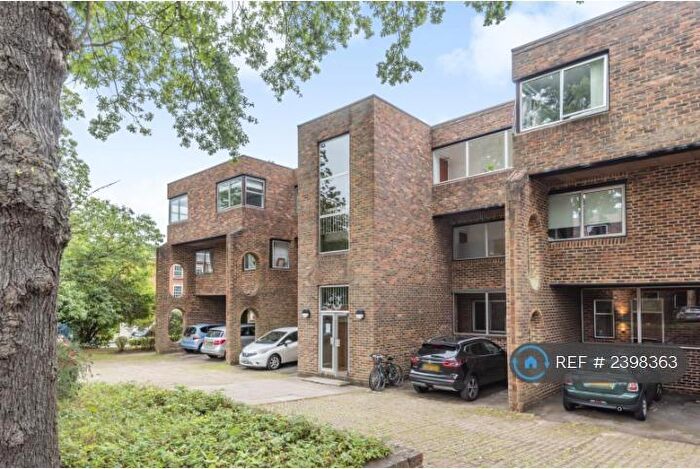 2 Bedroom Flat To Rent In Stroudwater Park, Weybridge, KT13