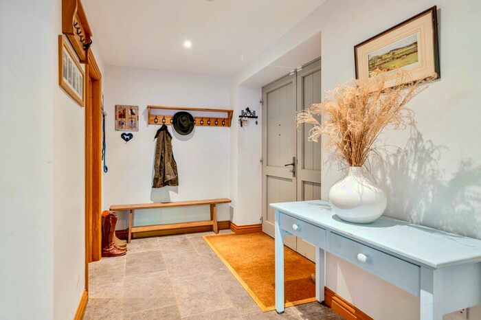 3 Bedroom Barn Conversion For Sale In Silverton, EX5